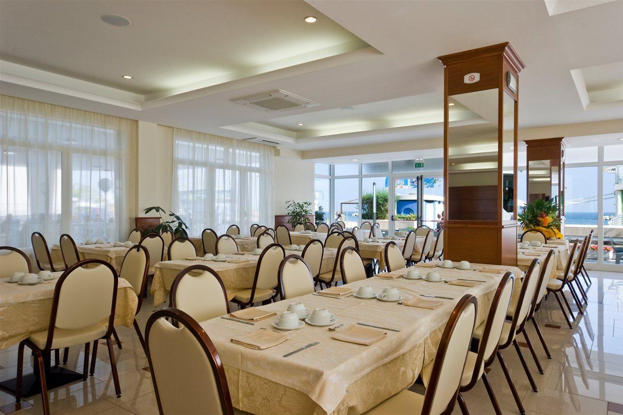 Hotel Ambasciatori เบลลาเรีย-อีเจอา มารีนา ภายนอก รูปภาพ